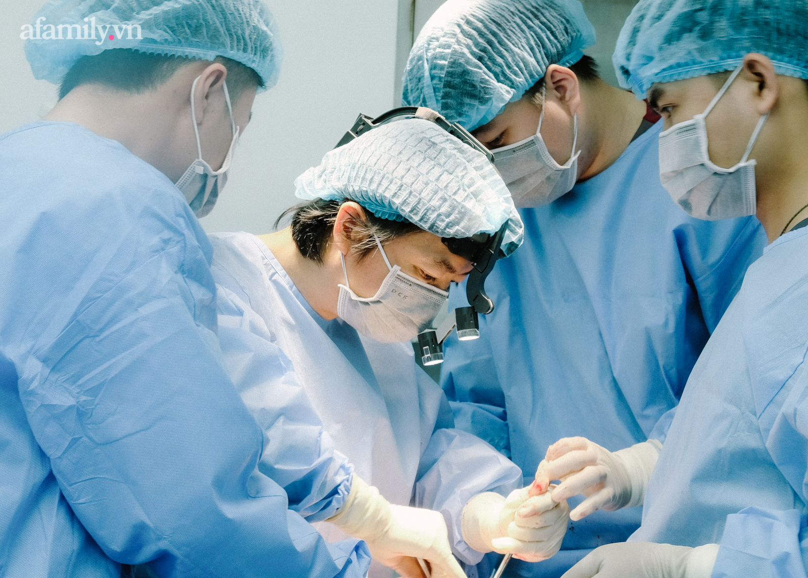 Vị b&aacute;c sĩ trực tiếp thực hiện thẩm mỹ cho Đức Ph&uacute;c v&agrave; h&agrave;ng ng&agrave;n ca lột x&aacute;c đỉnh cao: L&agrave; &ldquo;người h&ugrave;ng&rdquo; ph&ograve;ng mổ nhưng vẫn lu&ocirc;n thấy c&oacute; lỗi với vợ v&igrave; l&yacute; do n&agrave;y - Ảnh 4.