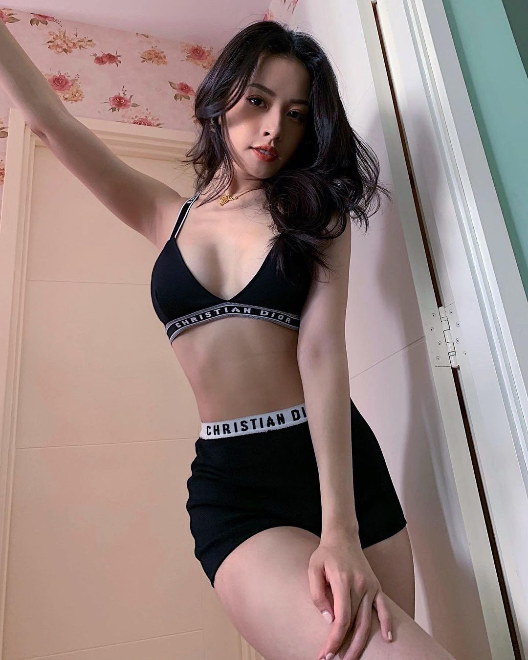 Đụng hàng hiệu Dior: Chi Pu khoe body sexy gắt hơn Jisoo chục lần - Ảnh 6.