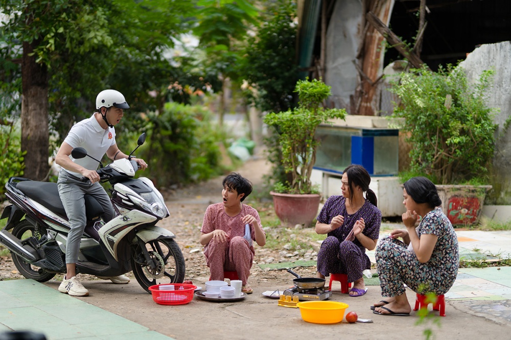 Huỳnh Lập – Duy Khánh – Lê Nhân gây sốc khi đưa chuyện Thủy Tiên đi từ thiện, Đông Nhi sinh con vào sản phẩm mới đầy thâm thúy Huỳnh Lập – Duy Khánh – Lê Nhân gây sốc khi đưa chuyện Thủy Tiên đi từ thiện, Đông Nhi sinh con vào sản phẩm mới đầy thâm thúy