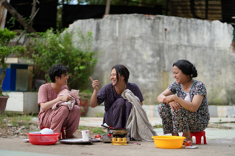 Huỳnh Lập – Duy Khánh – Lê Nhân gây sốc khi đưa chuyện Thủy Tiên đi từ thiện, Đông Nhi sinh con vào sản phẩm mới đầy thâm thúy Huỳnh Lập – Duy Khánh – Lê Nhân gây sốc khi đưa chuyện Thủy Tiên đi từ thiện, Đông Nhi sinh con vào sản phẩm mới đầy thâm thúy