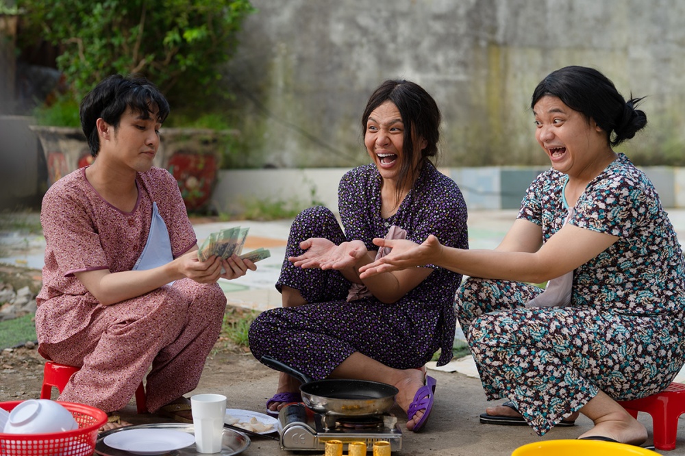 Huỳnh Lập – Duy Khánh – Lê Nhân gây sốc khi đưa chuyện Thủy Tiên đi từ thiện, Đông Nhi sinh con vào sản phẩm mới đầy thâm thúy Huỳnh Lập – Duy Khánh – Lê Nhân gây sốc khi đưa chuyện Thủy Tiên đi từ thiện, Đông Nhi sinh con vào sản phẩm mới đầy thâm thúy