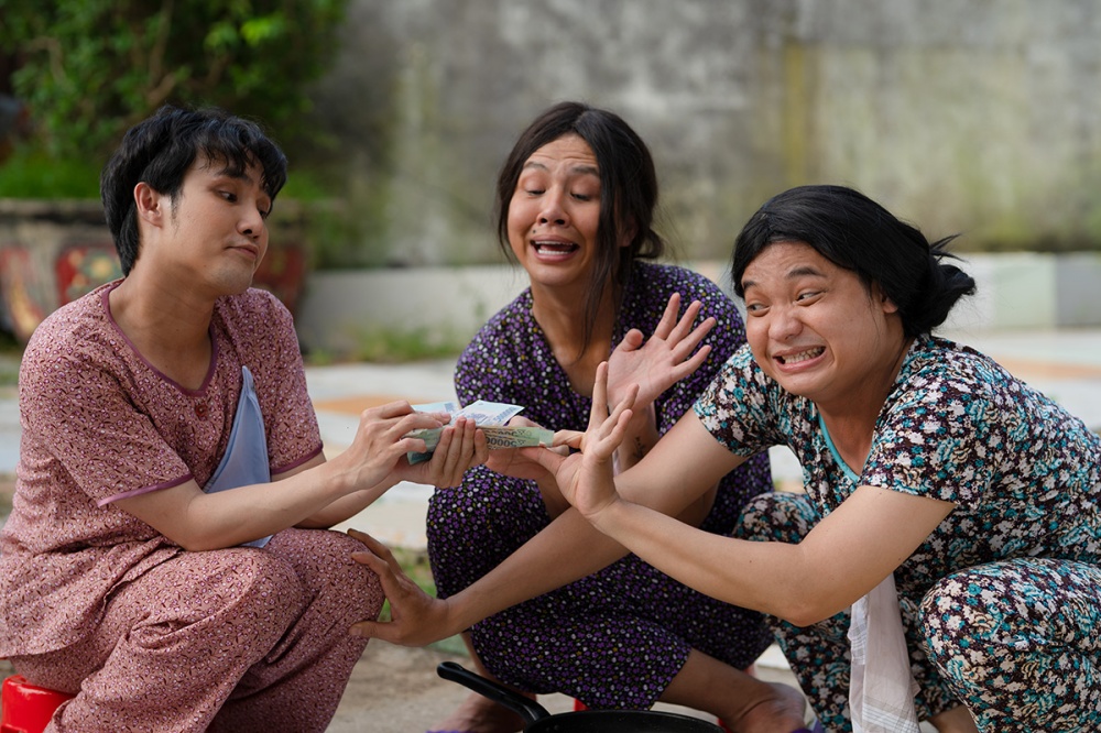 Huỳnh Lập – Duy Khánh – Lê Nhân gây sốc khi đưa chuyện Thủy Tiên đi từ thiện, Đông Nhi sinh con vào sản phẩm mới đầy thâm thúy Huỳnh Lập – Duy Khánh – Lê Nhân gây sốc khi đưa chuyện Thủy Tiên đi từ thiện, Đông Nhi sinh con vào sản phẩm mới đầy thâm thúy