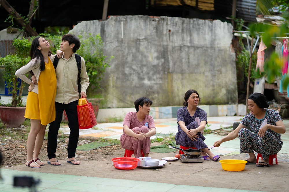 Huỳnh Lập – Duy Khánh – Lê Nhân gây sốc khi đưa chuyện Thủy Tiên đi từ thiện, Đông Nhi sinh con vào sản phẩm mới đầy thâm thúy Huỳnh Lập – Duy Khánh – Lê Nhân gây sốc khi đưa chuyện Thủy Tiên đi từ thiện, Đông Nhi sinh con vào sản phẩm mới đầy thâm thúy