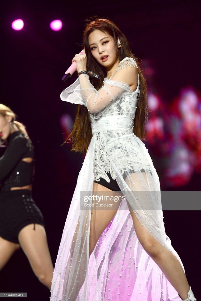 Mix & Phối - Sắp kỷ niệm 2 năm ngày debut với SOLO, cùng điểm lại những set đồ "iconic" nhất trong đợt quảng bá của Jennie - chanvaydep.net 3 Mix & Phối - Sắp kỷ niệm 2 năm ngày debut với SOLO, cùng điểm lại những set đồ "iconic" nhất trong đợt quảng bá của Jennie - chanvaydep.net 3