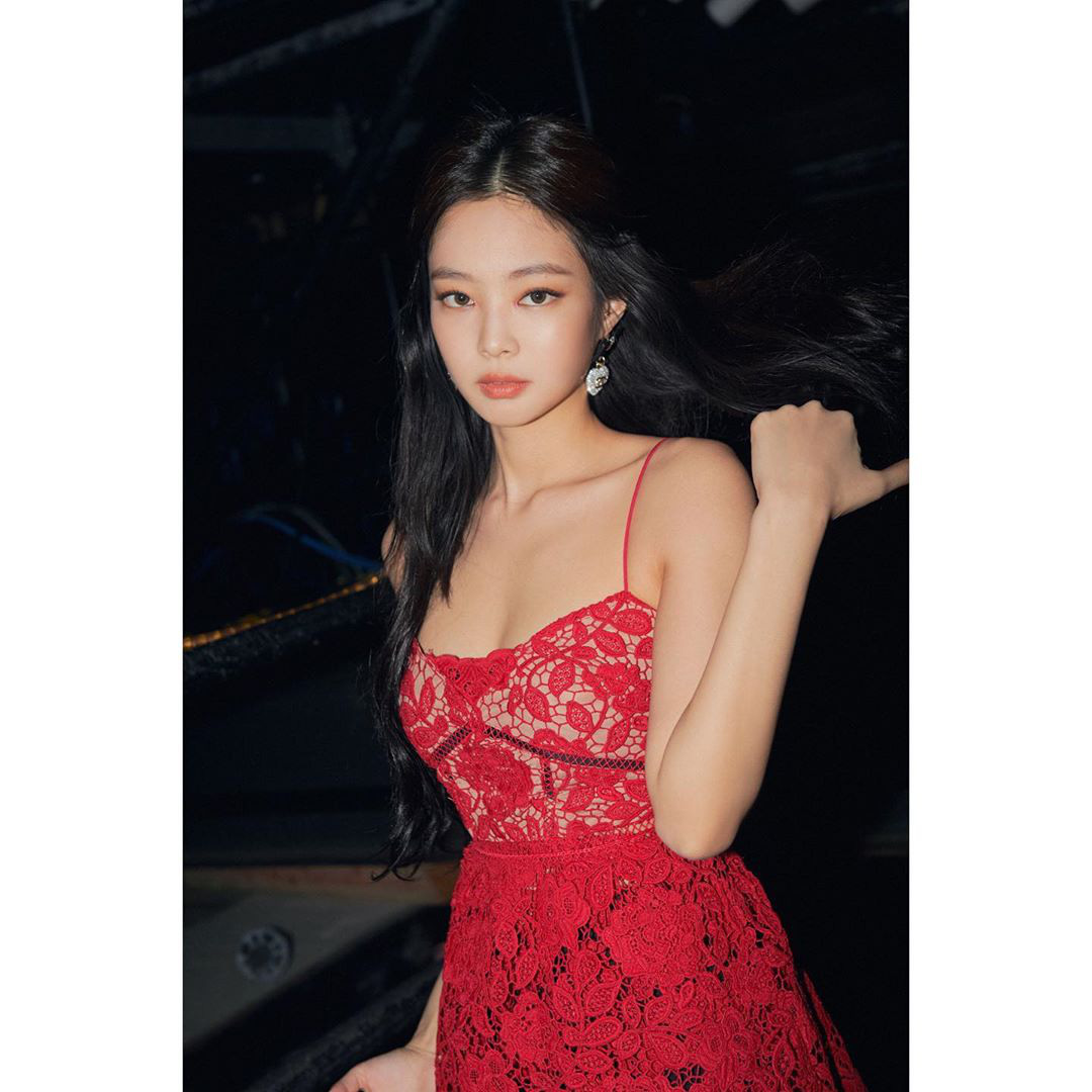 Sắp kỷ niệm 2 năm ngày debut với SOLO, cùng điểm lại những set đồ iconic nhất trong đợt quảng bá của Jennie - Ảnh 9. Sắp kỷ niệm 2 năm ngày debut với SOLO, cùng điểm lại những set đồ iconic nhất trong đợt quảng bá của Jennie - Ảnh 9.