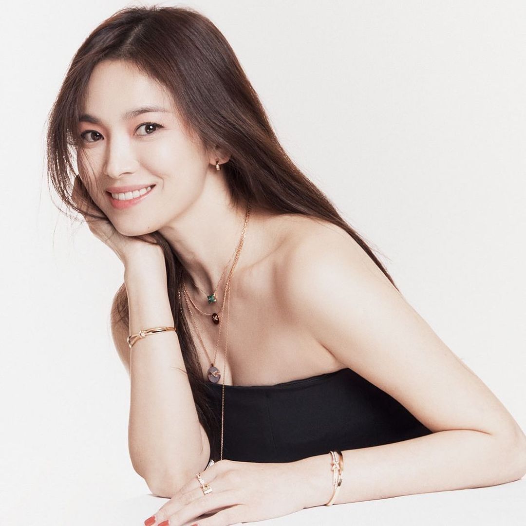 Vừa sang tuổi 40, Song Hye Kyo tung ngay hình ảnh theo 2 style đối lập: Khi là mỹ nữ Hong Kong, lúc lại như phu nhân nhà tài phiệt - Ảnh 4. Vừa sang tuổi 40, Song Hye Kyo tung ngay hình ảnh theo 2 style đối lập: Khi là mỹ nữ Hong Kong, lúc lại như phu nhân nhà tài phiệt - Ảnh 4.