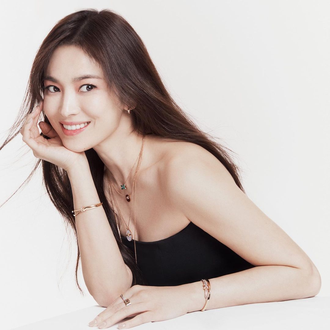 Vừa sang tuổi 40, Song Hye Kyo tung ngay hình ảnh theo 2 style đối lập: Khi là mỹ nữ Hong Kong, lúc lại như phu nhân nhà tài phiệt - Ảnh 3. Vừa sang tuổi 40, Song Hye Kyo tung ngay hình ảnh theo 2 style đối lập: Khi là mỹ nữ Hong Kong, lúc lại như phu nhân nhà tài phiệt - Ảnh 3.