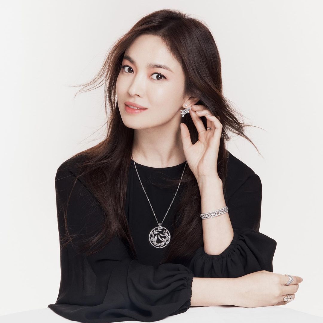 Vừa sang tuổi 40, Song Hye Kyo tung ngay hình ảnh theo 2 style đối lập: Khi là mỹ nữ Hong Kong, lúc lại như phu nhân nhà tài phiệt - Ảnh 6. Vừa sang tuổi 40, Song Hye Kyo tung ngay hình ảnh theo 2 style đối lập: Khi là mỹ nữ Hong Kong, lúc lại như phu nhân nhà tài phiệt - Ảnh 6.