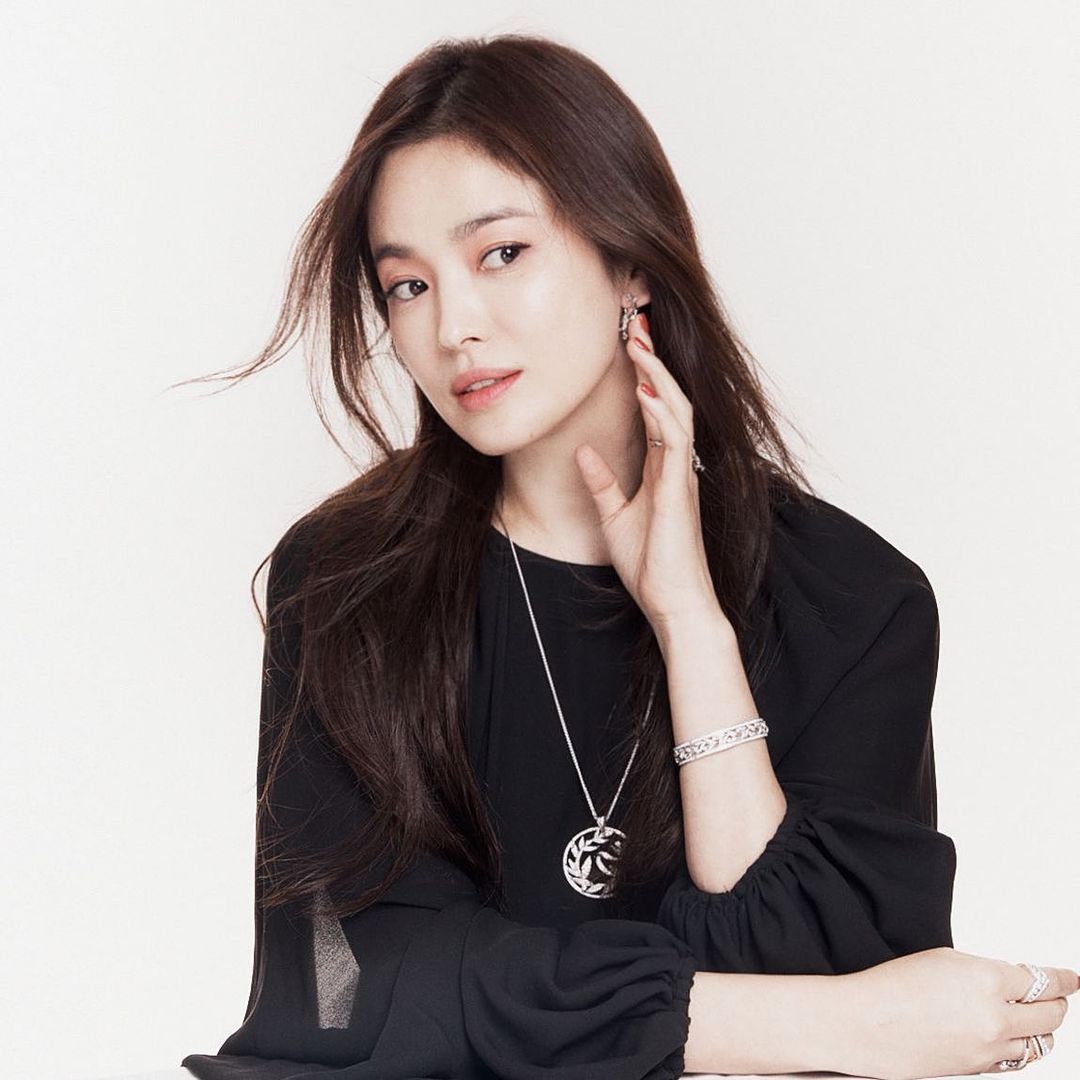Vừa sang tuổi 40, Song Hye Kyo tung ngay hình ảnh theo 2 style đối lập: Khi là mỹ nữ Hong Kong, lúc lại như phu nhân nhà tài phiệt - Ảnh 5. Vừa sang tuổi 40, Song Hye Kyo tung ngay hình ảnh theo 2 style đối lập: Khi là mỹ nữ Hong Kong, lúc lại như phu nhân nhà tài phiệt - Ảnh 5.
