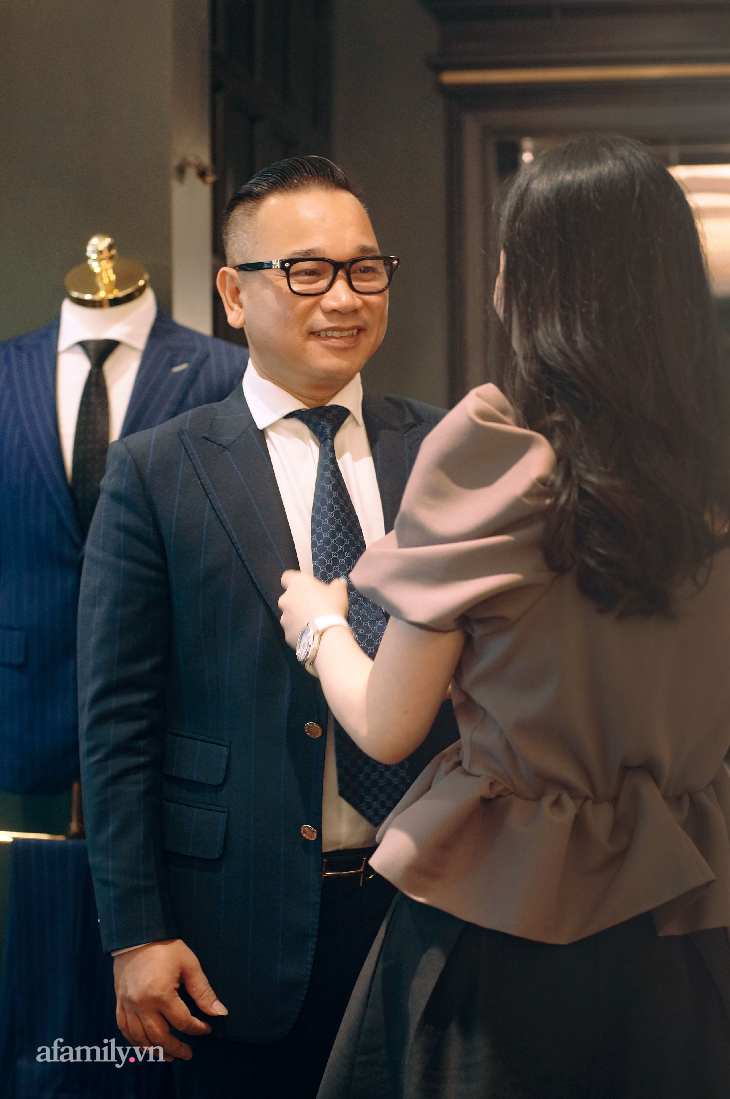 Phu nhân nhà Chương Tailor – khi áp lực không chỉ là mặc đẹp mà còn là cái tâm cùng chồng xây dựng thương hiệu - Ảnh 4.