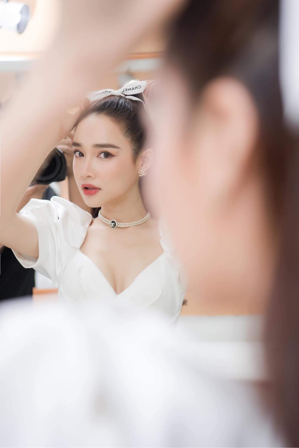 Nhã Phương là bà vợ được nhiều nhất Vbiz: Chồng lo chuyện kiếm tiền, vợ sung sướng diện đồ Chanel 70 triệu đi dự sự kiện - Ảnh 2. Nhã Phương là bà vợ được nhiều nhất Vbiz: Chồng lo chuyện kiếm tiền, vợ sung sướng diện đồ Chanel 70 triệu đi dự sự kiện - Ảnh 2.