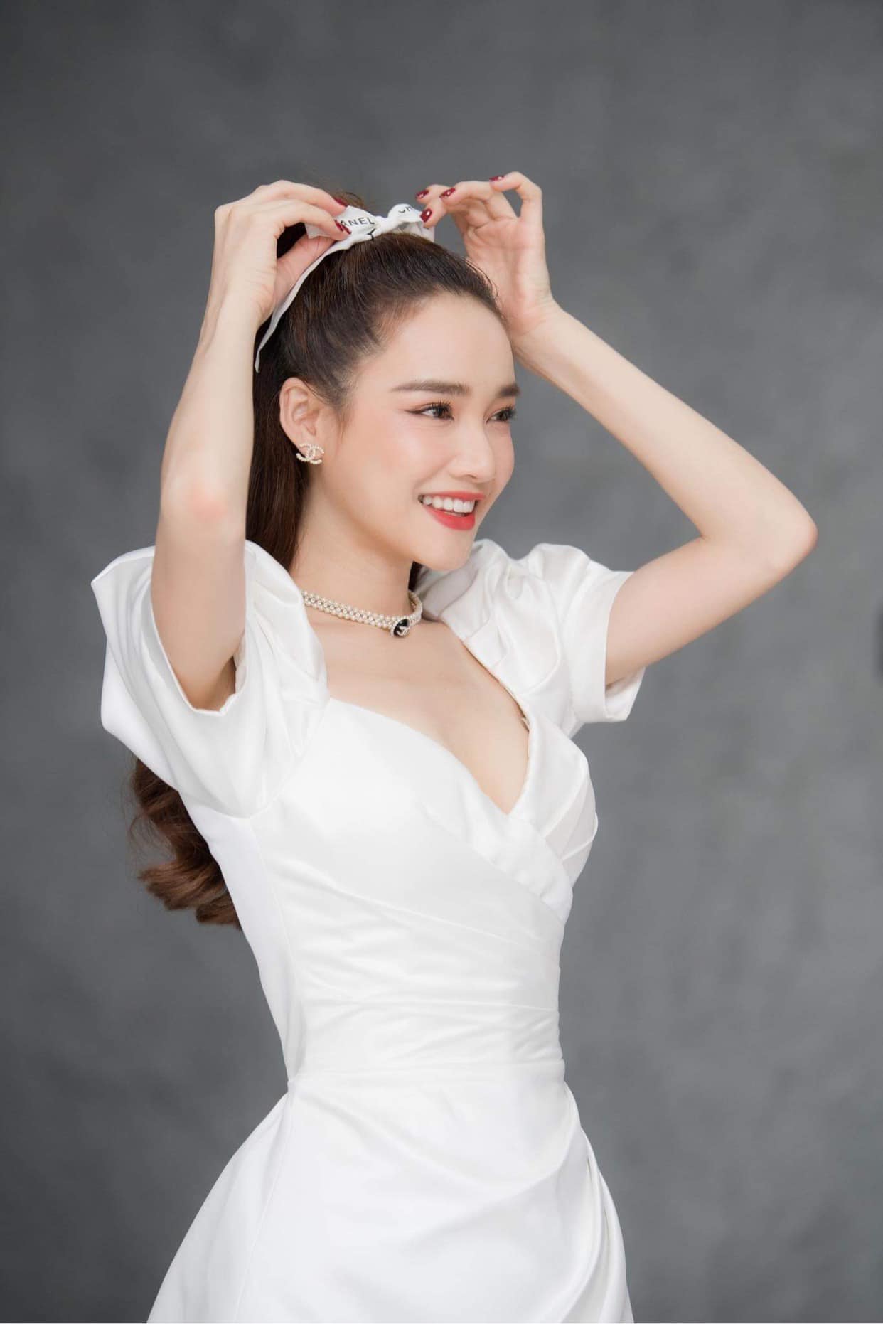 Nhã Phương là bà vợ được nhiều nhất Vbiz: Chồng lo chuyện kiếm tiền, vợ sung sướng diện đồ Chanel 70 triệu đi dự sự kiện - Ảnh 4. Nhã Phương là bà vợ được nhiều nhất Vbiz: Chồng lo chuyện kiếm tiền, vợ sung sướng diện đồ Chanel 70 triệu đi dự sự kiện - Ảnh 4.