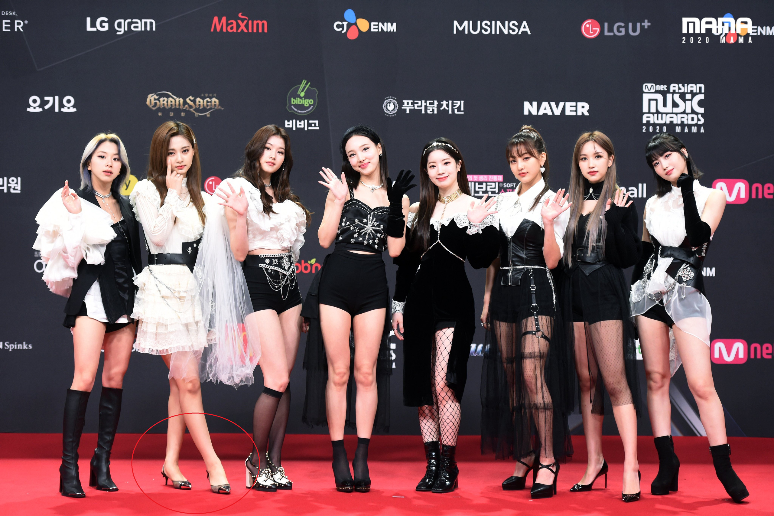 Cao tận 1m72 nhưng Tzuyu (TWICE) thường bị dìm thậm tệ đôi chân dài, trông bớt sang hẳn chỉ vì một mẫu giày sai trái - Ảnh 2. Cao tận 1m72 nhưng Tzuyu (TWICE) thường bị dìm thậm tệ đôi chân dài, trông bớt sang hẳn chỉ vì một mẫu giày sai trái - Ảnh 2.