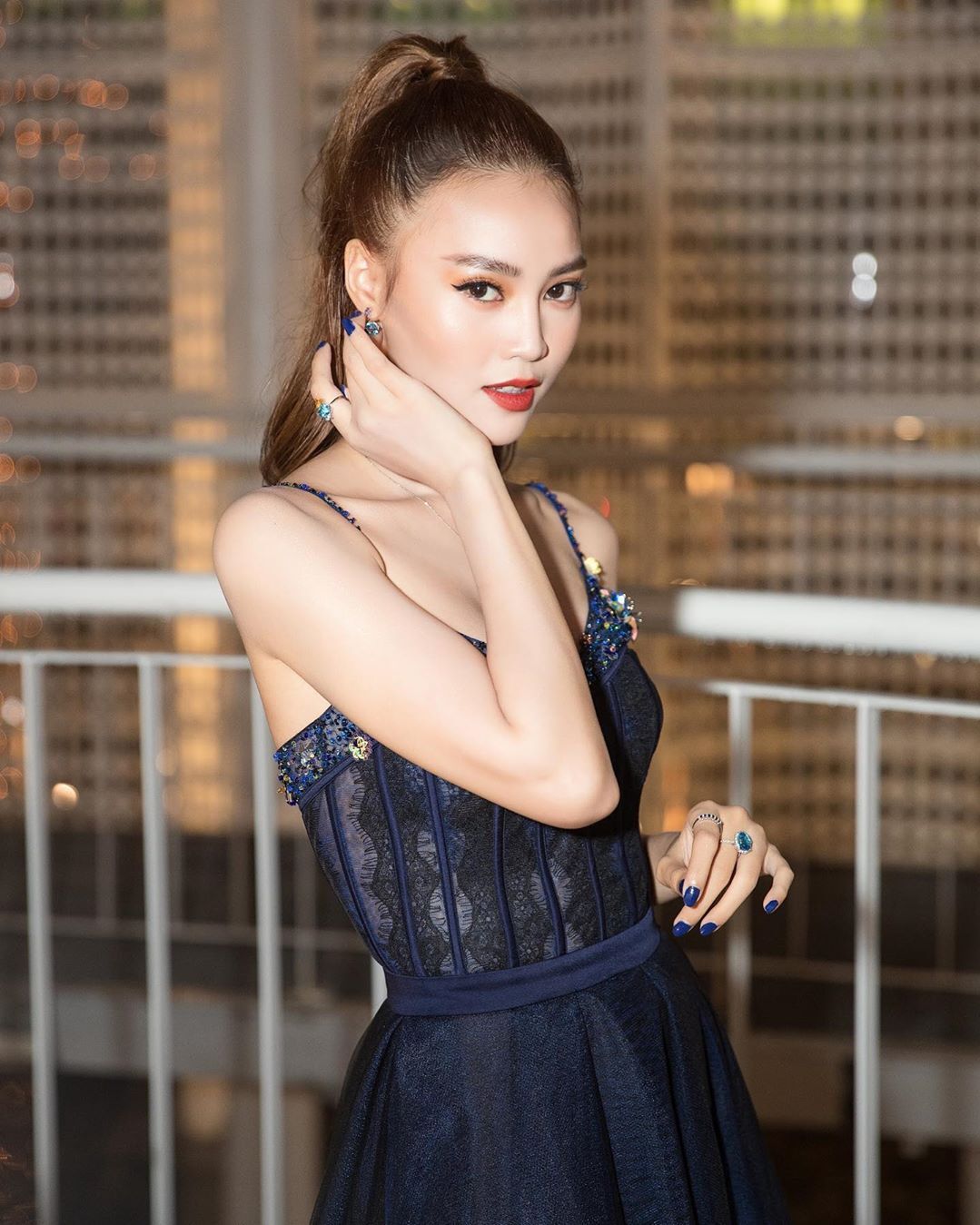 Để không phải hất tóc vào mặt người khác, Á hậu Linh Chi nên tham luôn và khảo ngay loạt style tóc đi dự sư kiện sang - xịn - mịn thế này - Ảnh 6. Để không phải hất tóc vào mặt người khác, Á hậu Linh Chi nên tham luôn và khảo ngay loạt style tóc đi dự sư kiện sang - xịn - mịn thế này - Ảnh 6.