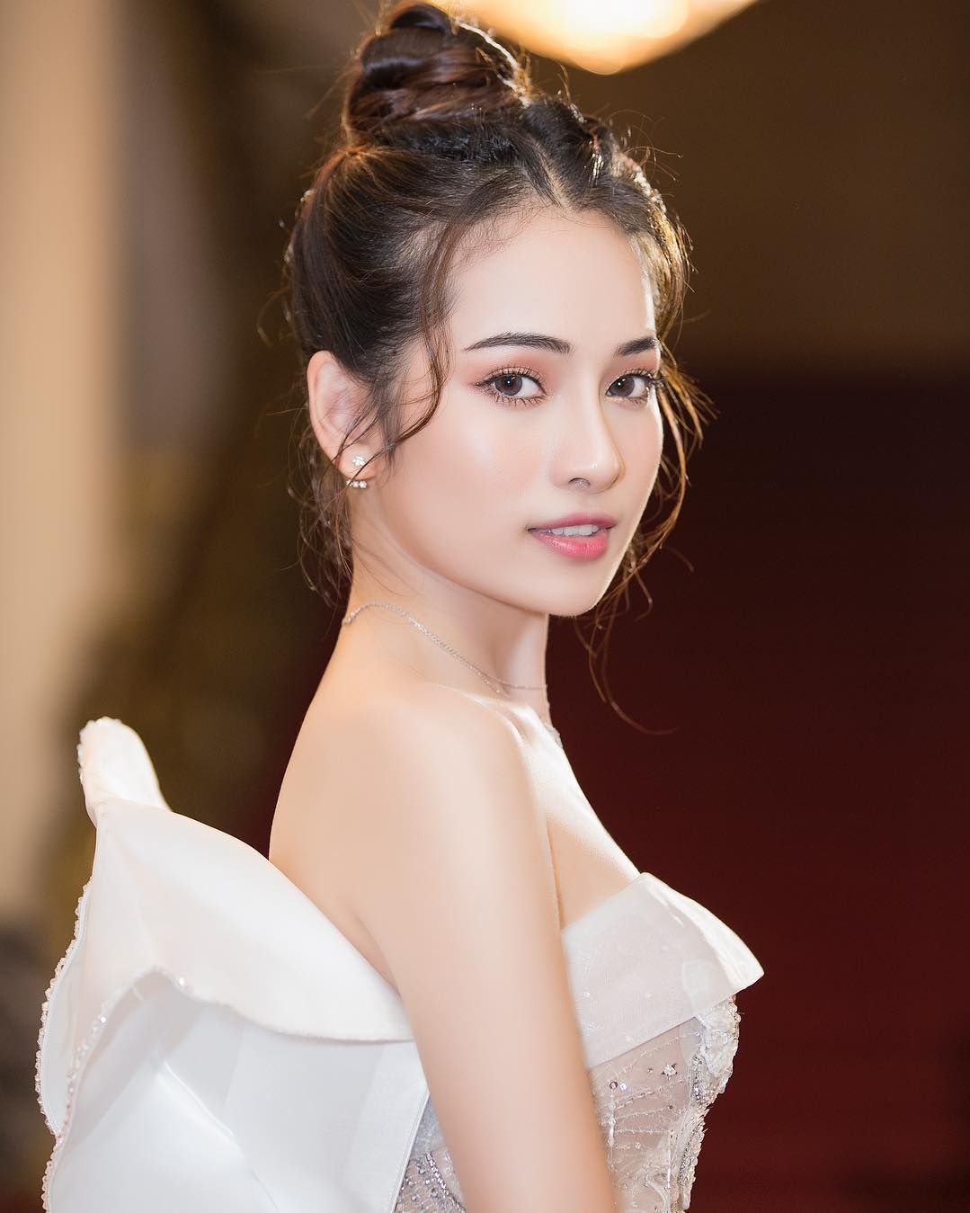 Để không phải hất tóc vào mặt người khác, Á hậu Linh Chi nên tham luôn và khảo ngay loạt style tóc đi dự sư kiện sang - xịn - mịn thế này - Ảnh 10. Để không phải hất tóc vào mặt người khác, Á hậu Linh Chi nên tham luôn và khảo ngay loạt style tóc đi dự sư kiện sang - xịn - mịn thế này - Ảnh 10.
