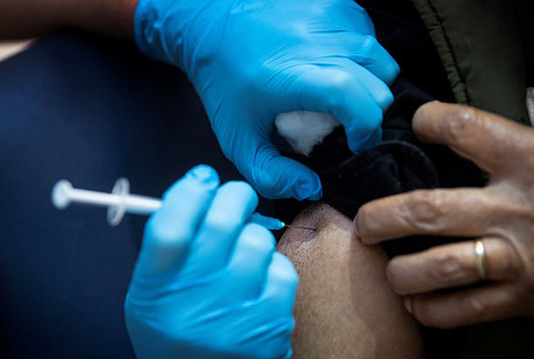 Bốn tình nguyện viên Mỹ liệt một bên mặt sau khi tiêm vaccine COVID-19 - Ảnh 1.