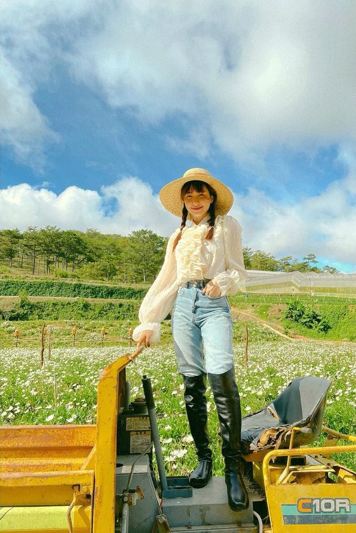 DRESS UP - Hòa Minzy đã xoay sở thế nào khi chuyển sang giày đế thấp để không "lùn" - timdamdep.com 3