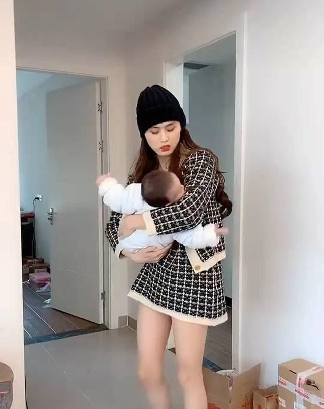 Ông bà ngoại tới chơi giật mình thấy 1 người phụ nữ lạ bế cháu mình, để rồi choáng váng ngã ngửa sau khi biết thân phận thật sự của cô ấy - Ảnh 1. Ông bà ngoại tới chơi giật mình thấy 1 người phụ nữ lạ bế cháu mình, để rồi choáng váng ngã ngửa sau khi biết thân phận thật sự của cô ấy - Ảnh 1.