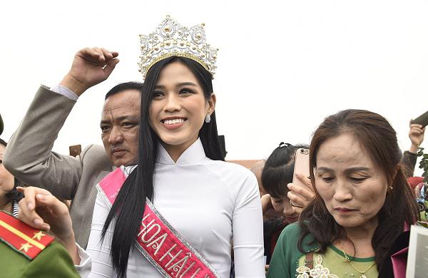 HH Đỗ Thị Hà ngày càng xuống sắc, ăn vận kém đẹp sau đăng quang cũng chỉ bởi lý do xót xa ít người để ý - Ảnh 3. HH Đỗ Thị Hà ngày càng xuống sắc, ăn vận kém đẹp sau đăng quang cũng chỉ bởi lý do xót xa ít người để ý - Ảnh 3.
