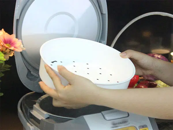 Bí quyết nấu bữa tối "3 trong 1" dành cho hội người lười: Chỉ cần 1 chiếc nồi cơm điện, chị em sẽ có ngay bữa ăn đủ rau, đủ thịt trong chớp mắt! - Ảnh 2.