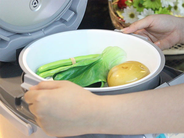 Bí quyết nấu bữa tối "3 trong 1" dành cho hội người lười: Chỉ cần 1 chiếc nồi cơm điện, chị em sẽ có ngay bữa ăn đủ rau, đủ thịt trong chớp mắt! - Ảnh 3.