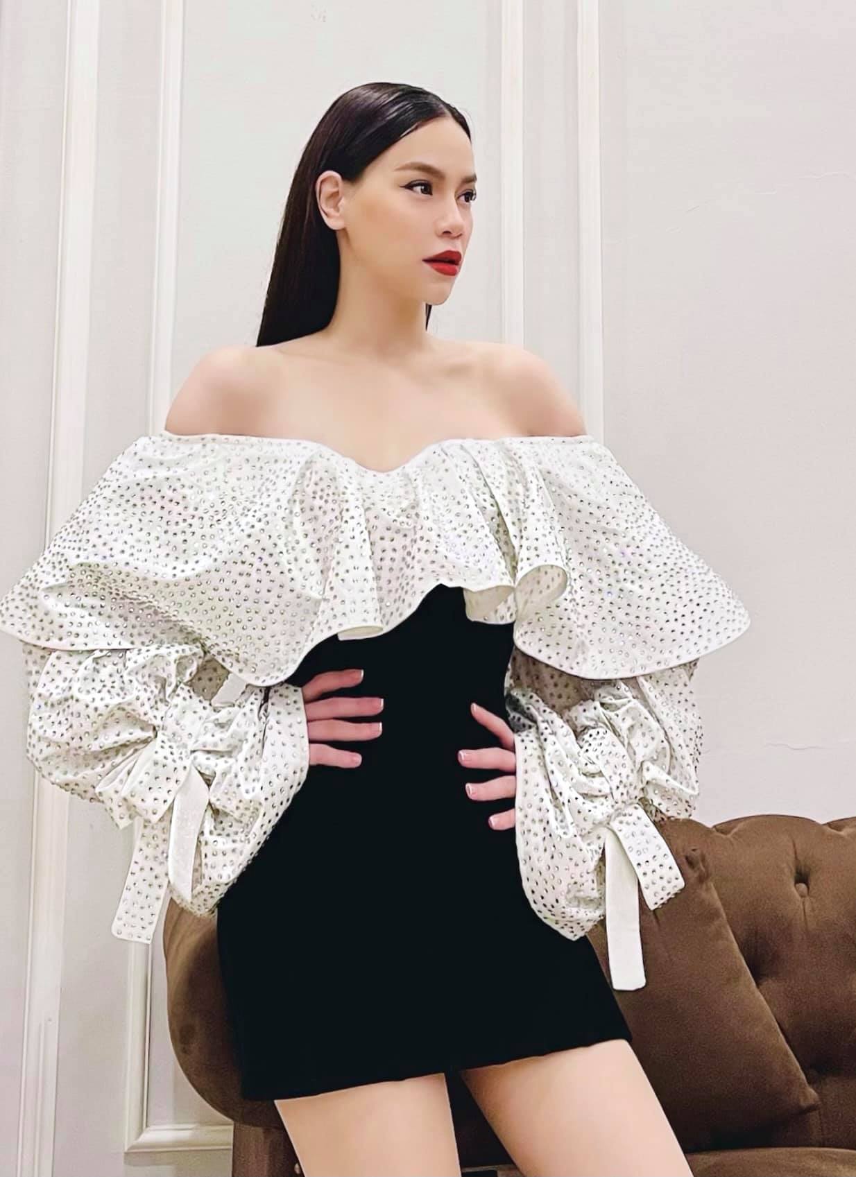 DRESS UP - Hà Hồ chăm diện từ đồ sáng màu cho tới váy bó "sát sàn sạt", toàn item không đội trời chung của nhiều "mẹ bỉm" - timdamdep.com 4 1302181284150141751669723826112972814911448o 160775251378791972709 1607790843528145376596
