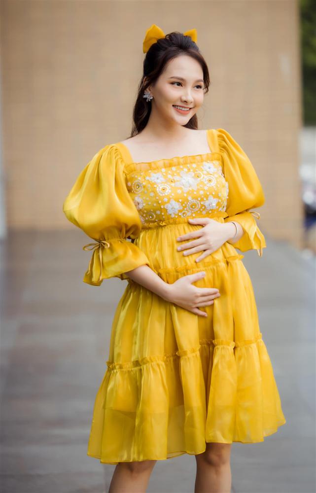 Bảo Thanh diện đồ đồng điệu cùng gia đình, giấu khéo bụng bầu trong thiết kế đầm suông - ĐẦM ĐẸP 4 bao thanh 001 1607742329849520418706