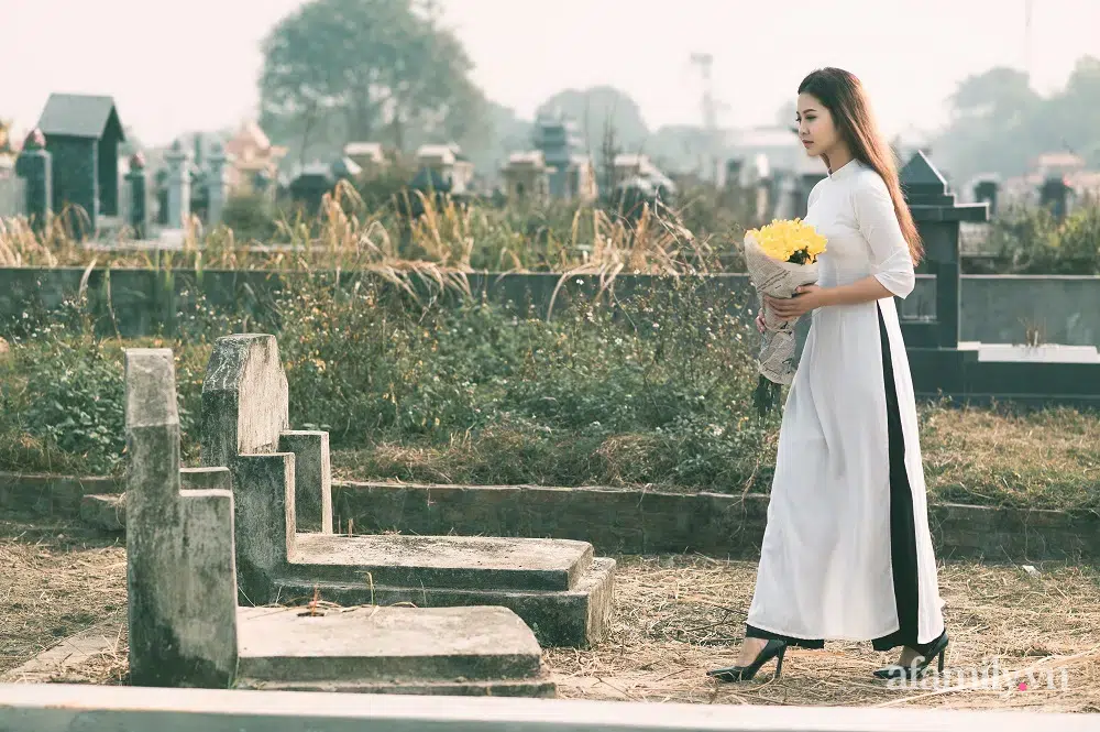 Bộ ảnh cưới "độc - dị - lạ" ở nghĩa trang hot MXH: Hóa ra lại liên quan đến câu chuyện thật của nhân vật chính, nhan sắc cô dâu quá bất ngờ - Ảnh 2.
