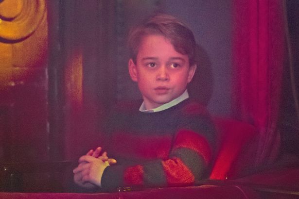 Lần đầu tiên 3 đứa trẻ nhà Công nương Kate cùng nhau xuất hiện trên thảm đỏ, gây bất ngờ nhất là Hoàng tử George với ngoại hình nổi bật - Ảnh 5.