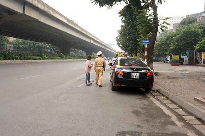 Dán thông báo phạt ‘nguội’ lên ô tô dừng đỗ sai quy định ở Hà Nội - Ảnh 1.