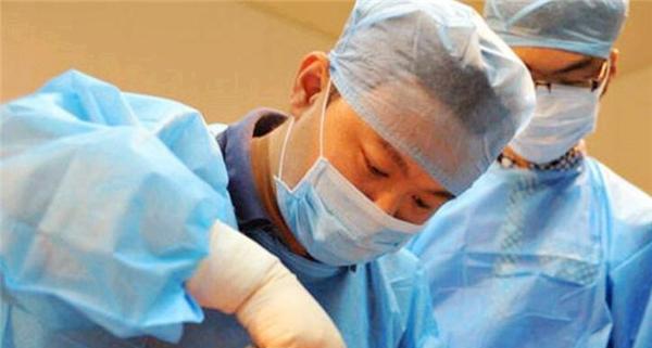 Con g&aacute;i qua đời v&igrave; bệnh lạ, bố đ&ograve;i kh&aacute;m nghiệm tử thi nhưng con rể kh&oacute;c l&oacute;c ngăn cản, động th&aacute;i n&agrave;y đ&atilde; vạch trần tội &aacute;c trong suốt 2 năm - Ảnh 2.