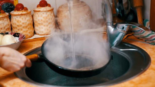 Điểm danh các thói quen sai lầm khi dùng chảo chống dính, điều số 2 hầu hết chị em nào cũng mắc phải! - Ảnh 2.