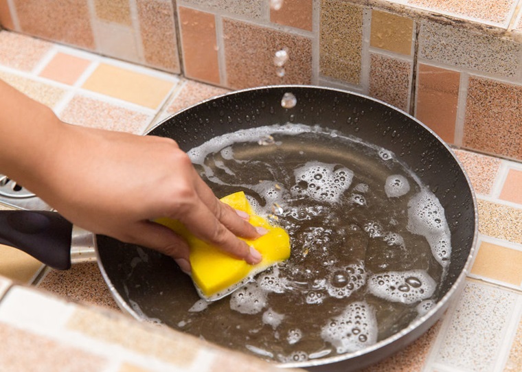 Điểm danh các thói quen sai lầm khi dùng chảo chống dính, điều số 2 hầu hết chị em nào cũng mắc phải! - Ảnh 3.