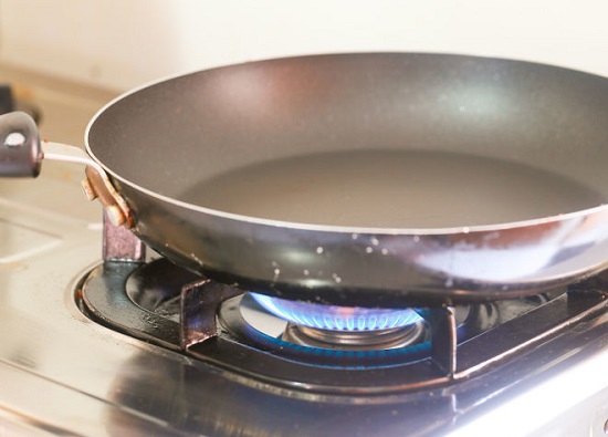 Điểm danh các thói quen sai lầm khi dùng chảo chống dính, điều số 2 hầu hết chị em nào cũng mắc phải! - Ảnh 4.