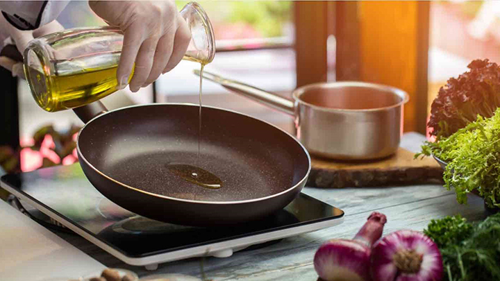 Điểm danh các thói quen sai lầm khi dùng chảo chống dính, điều số 2 hầu hết chị em nào cũng mắc phải! - Ảnh 5.