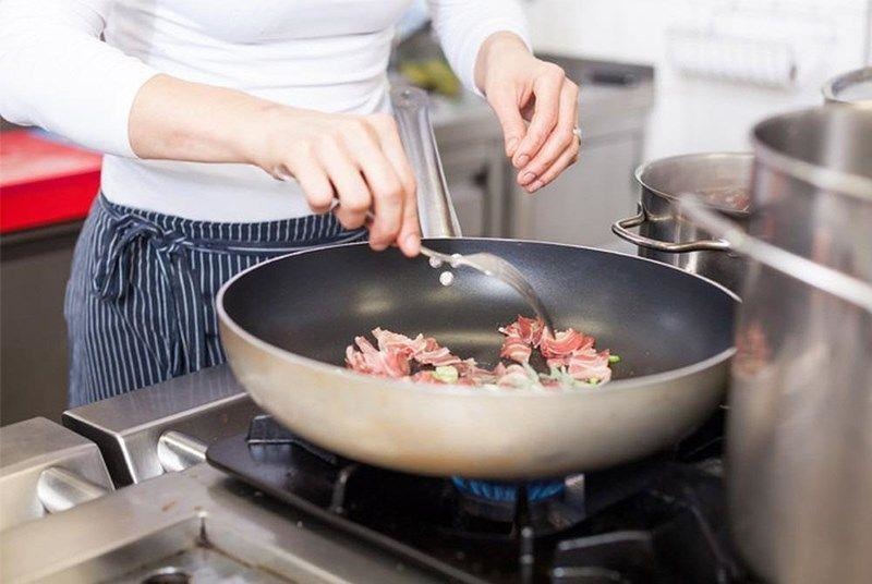 Điểm danh các thói quen sai lầm khi dùng chảo chống dính, điều số 2 hầu hết chị em nào cũng mắc phải! - Ảnh 10.