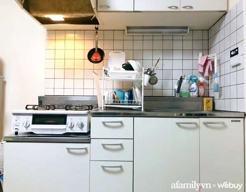 Cô nàng 25 tuổi sắp xếp căn bếp kiểu Nhật chưa tới 2m² luôn gọn gàng và không bao giờ cần dọn dẹp - Ảnh 1.