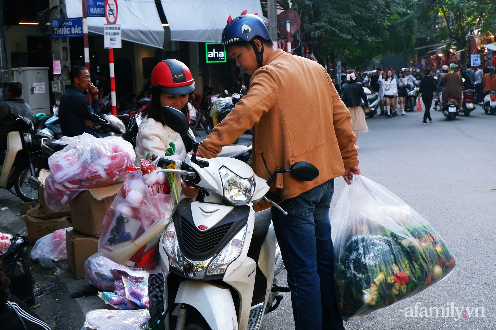 Phố Hàng Mã: Ngập sản phẩm không khí Noel, vẫn treo bảng chụp ảnh trả tiền nhưng số lượng rất ít - Ảnh 11.