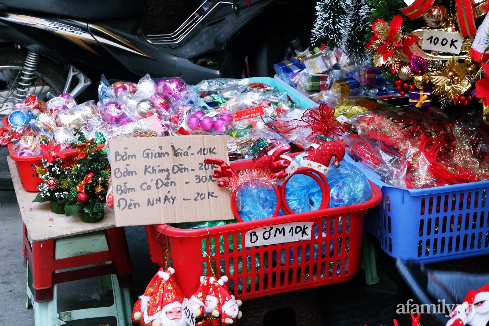 Phố Hàng Mã: Ngập sản phẩm không khí Noel, vẫn treo bảng chụp ảnh trả tiền nhưng số lượng rất ít - Ảnh 3.