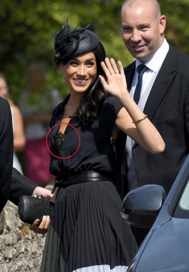 Lên đồ đi đám cưới, Kate Middleton tinh tế - Meghan Markle phản cảm khi hết lộ nội y đến vô duyên lấn át cô dâu - Ảnh 2. Lên đồ đi đám cưới, Kate Middleton tinh tế - Meghan Markle phản cảm khi hết lộ nội y đến vô duyên lấn át cô dâu - Ảnh 2.