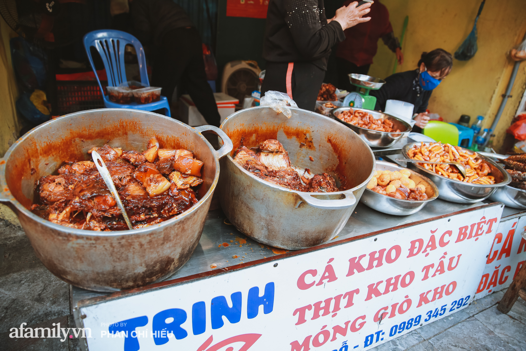 Mùa đông chạy ngang qua phố cá kho nổi tiếng Hà Nội mà chỉ muốn quay đầu xe để lựa một khúc thật to, thật thơm về thưởng thức, một cảm xúc sướng đến khó mà diễn tả! - Ảnh 5.