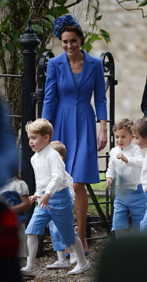Lên đồ đi đám cưới, Kate Middleton tinh tế - Meghan Markle phản cảm khi hết lộ nội y đến vô duyên lấn át cô dâu - Ảnh 8. Lên đồ đi đám cưới, Kate Middleton tinh tế - Meghan Markle phản cảm khi hết lộ nội y đến vô duyên lấn át cô dâu - Ảnh 8.