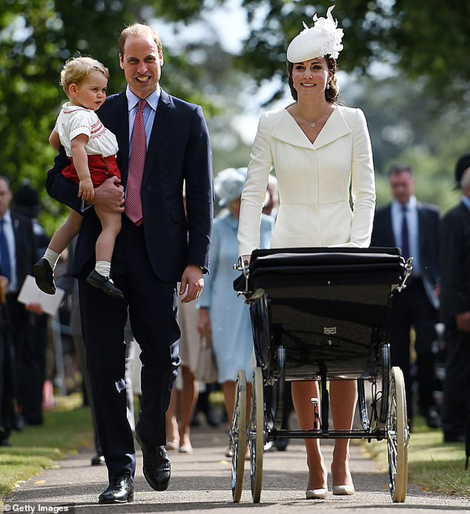 Lên đồ đi đám cưới, Kate Middleton tinh tế - Meghan Markle phản cảm khi hết lộ nội y đến vô duyên lấn át cô dâu - Ảnh 7. Lên đồ đi đám cưới, Kate Middleton tinh tế - Meghan Markle phản cảm khi hết lộ nội y đến vô duyên lấn át cô dâu - Ảnh 7.