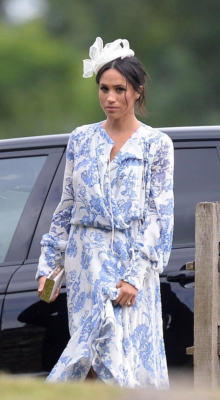 Lên đồ đi đám cưới, Kate Middleton tinh tế - Meghan Markle phản cảm khi hết lộ nội y đến vô duyên lấn át cô dâu - Ảnh 3. Lên đồ đi đám cưới, Kate Middleton tinh tế - Meghan Markle phản cảm khi hết lộ nội y đến vô duyên lấn át cô dâu - Ảnh 3.