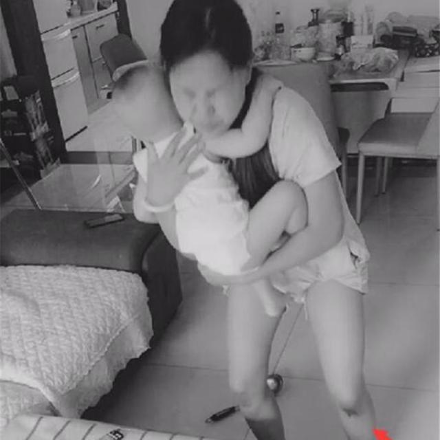 Chồng đi công tác về mà vợ lạnh nhạt đòi ngủ riêng, anh tức giận lắp camare theo dõi thì phải bật khóc trước cảnh tượng nhìn thấy - Ảnh 3. Chồng đi công tác về mà vợ lạnh nhạt đòi ngủ riêng, anh tức giận lắp camare theo dõi thì phải bật khóc trước cảnh tượng nhìn thấy - Ảnh 3.