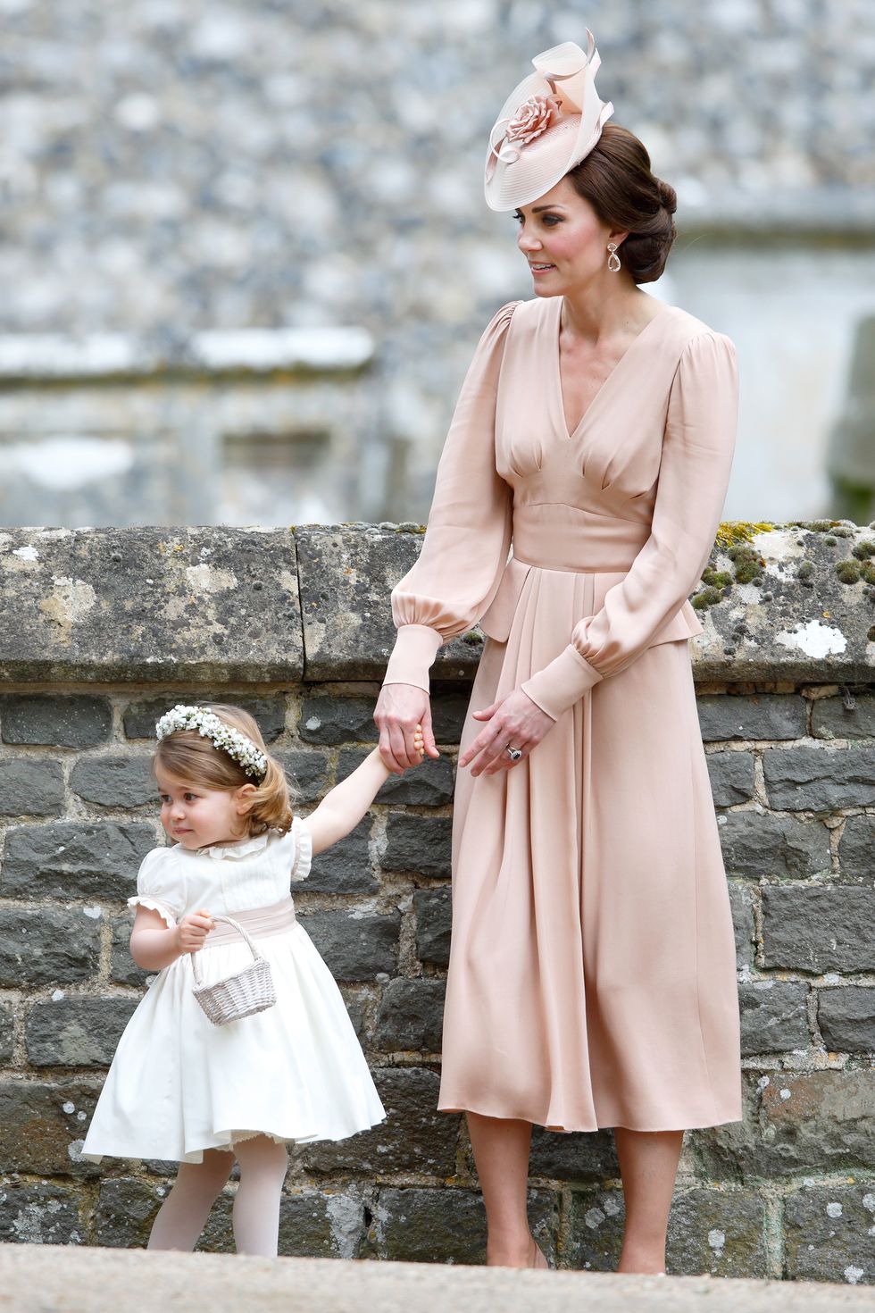 Lên đồ đi đám cưới, Kate Middleton tinh tế - Meghan Markle phản cảm khi hết lộ nội y đến vô duyên lấn át cô dâu - Ảnh 10. Lên đồ đi đám cưới, Kate Middleton tinh tế - Meghan Markle phản cảm khi hết lộ nội y đến vô duyên lấn át cô dâu - Ảnh 10.