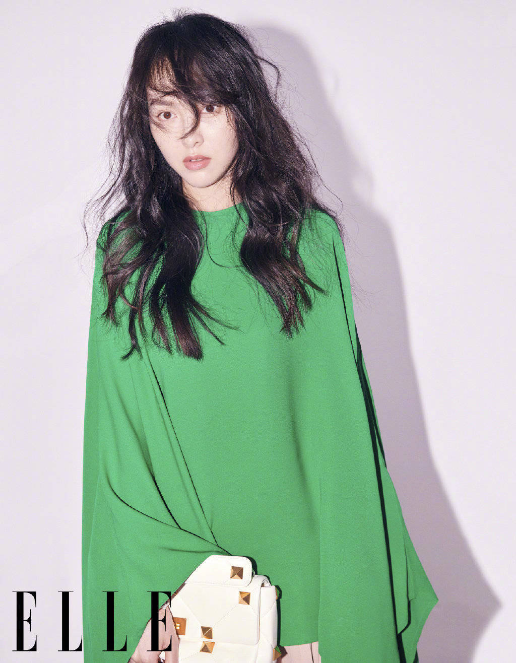 Đụng hàng hiệu trên tạp chí: Song Hye Kyo sắc lạnh, Đường Yên gây tranh cãi với style bù xù - Ảnh 3.
