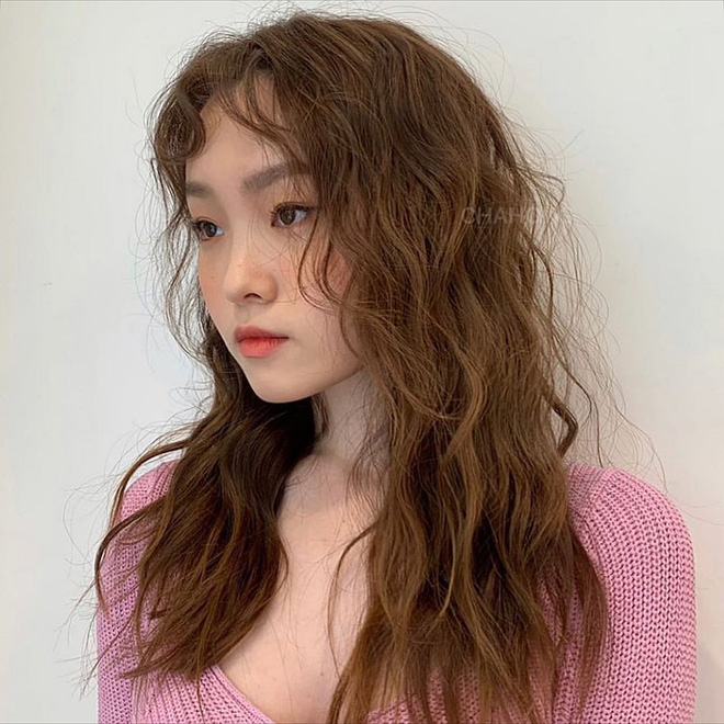 Nếu bạn muốn trông như một người mẫu cùng kiểu tóc xoăn của gái Hàn Quốc, hãy xem ảnh này. Sự cách điệu trong kiểu tóc này sẽ giúp bạn trở nên quyến rũ và nổi bật hơn trong đám đông.