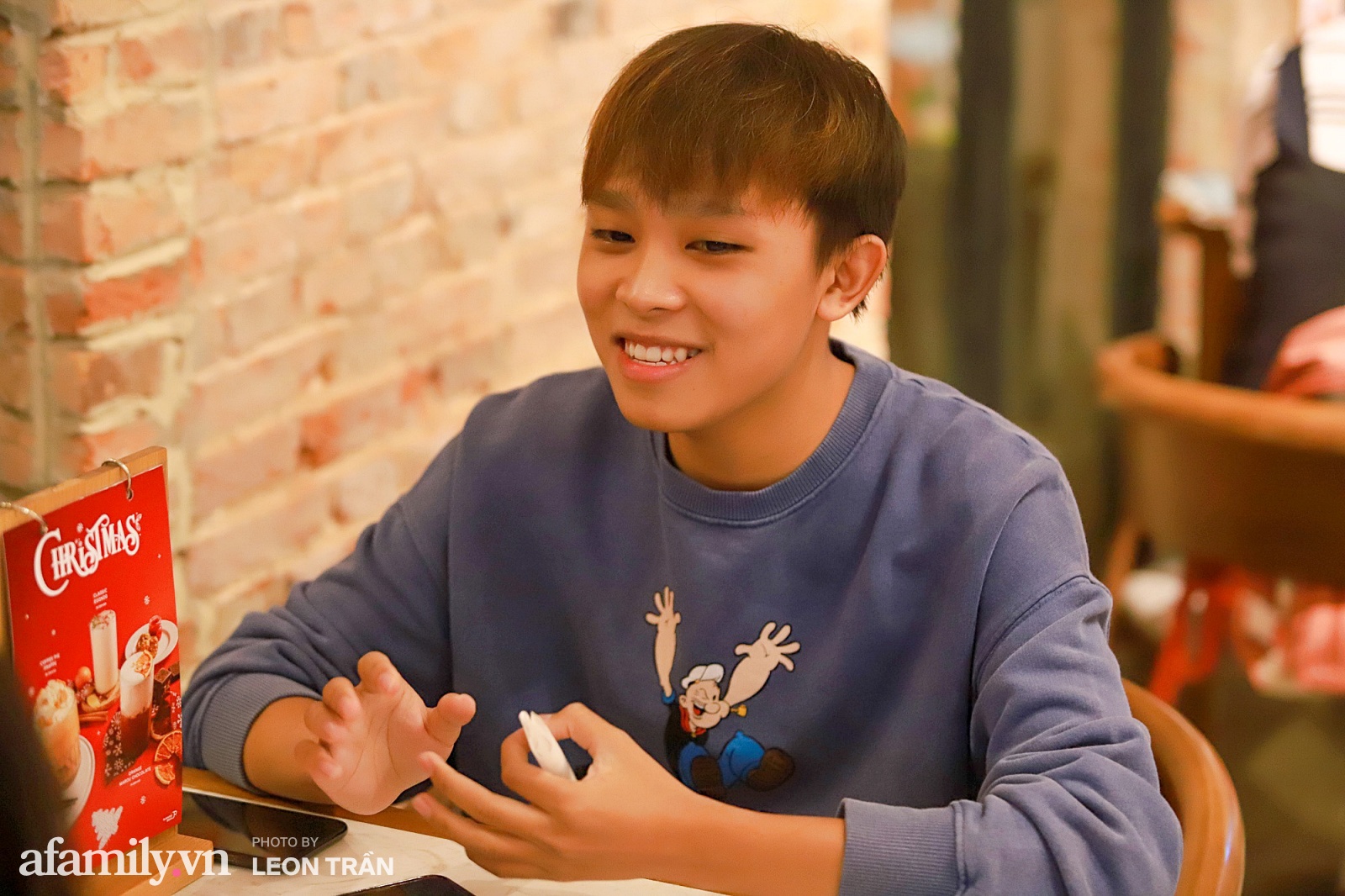 Hồ Văn Cường sau Vietnam Idol Kids: Là chàng trai 18 tuổi, mặc quần áo đẹp, có tài khoản riêng và mong ước mua nhà cho ba mẹ  - Ảnh 7.