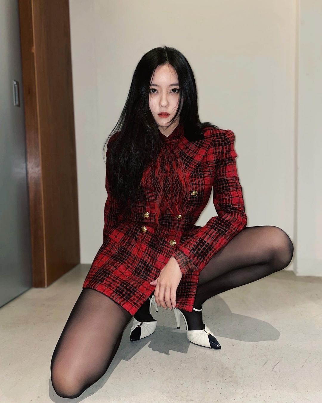 Đại sứ toàn cầu Saint Laurent đã gặp đối thủ: Rosé đụng hàng với Hyomin khiến dân tình cân não vì khó so kè quá - Ảnh 4.